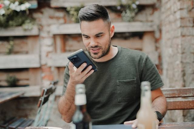 Ilustrasi Voice User Interface adalah, sumber foto: unsplash.com/Malte Helmhold