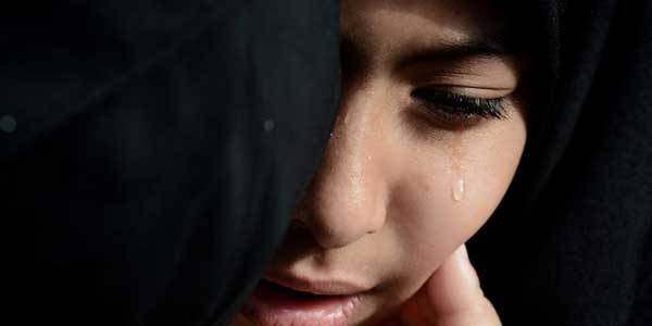 Ilustrasi seorang perempuan Muslim menangis. Foto: Pexels