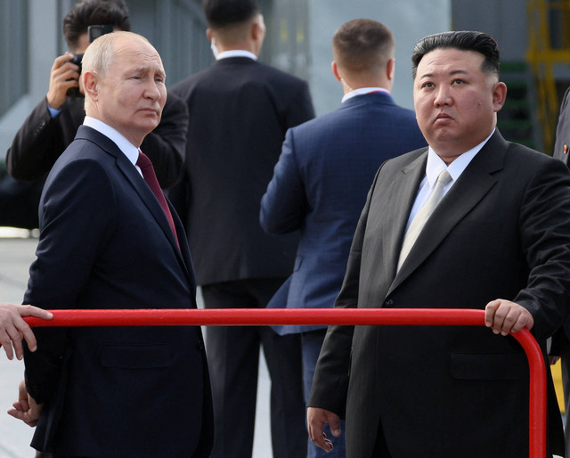 Presiden Rusia Vladimir Putin bertemu dengan pemimpin Korea Utara Kim Jong Un di Vostochny Cosmodrome di wilayah Amur timur jauh, Rusia, Rabu (13/9/2023). Foto: Sputnik/Mikhail Metzel/Kremlin/Reuters