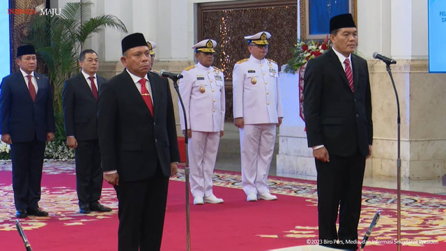 Presiden Jokowi melantik Kepala Bakamla Laksya Irvansyah (kiri) dan Kepala Badan Karantina Indonesia Sahat Panggabean, di Istana Kepresidenan, Jakarta, Rabu (13/9/2023). Foto: Youtube/Sekretariat Presiden