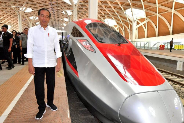 Presiden Jokowi menjajal Kereta Cepat Jakarta-Bandung, Rabu (13/9/2023). Foto: Agus Suparto/Istana Presiden