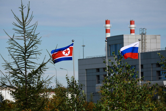 Pemandangan menunjukkan bendera Rusia dan Korea Utara menjelang pertemuan Presiden Rusia Vladimir Putin dan pemimpin Korea Utara Kim Jong Un di Kosmodrom Vostochny di wilayah Amur timur jauh, Rusia. Foto: Sputnik/Vladimir Smirnov/Pool via REUTERS