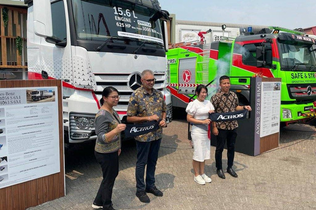 Daimler Commercial Vehicle Indonesia (DCVI) luncurkan dua model truk sekaligus Actros 4063S 6x4 dan Axor 2528R/5.700 M-Cab 6x4 di Indonesia Energy & Engineering Series 2023 di Kemayoran, Jakarta (13/9/2023). Foto: Sena Pratama/kumparan