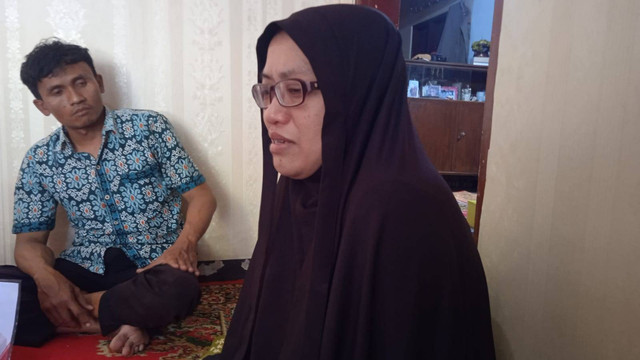 Fitriana, ibunda Farhat saat bercerita tentang sosok anaknya, didampingi sang suami. Dok Istimewa