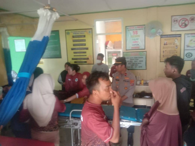 Tenaga kesehatan di Kolaka Utara saat dievakuasi ke puskesmas. Foto: Istimewa