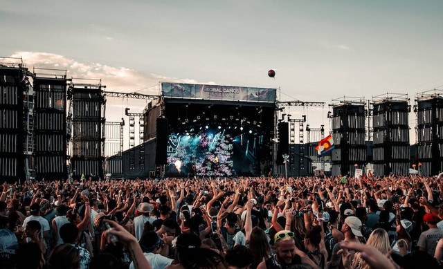 Ilustrasi Kapan War Tiket Twice?  Sumber Unsplash/Colin Lloyd