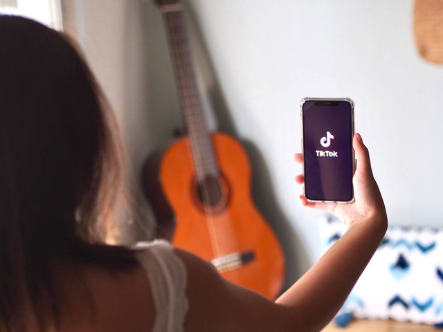 Ilustrasi cara live bareng di TikTok. Foto: Shutterstock