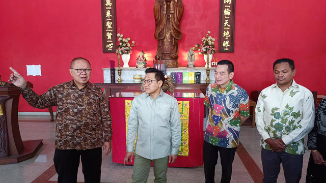 Muhaimin Iskandar alias Cak Imin diajak tour Klenteng Kong Miao di TMII, Kamis (14/9/2023). Foto: Thomas Bosco/kumparan
