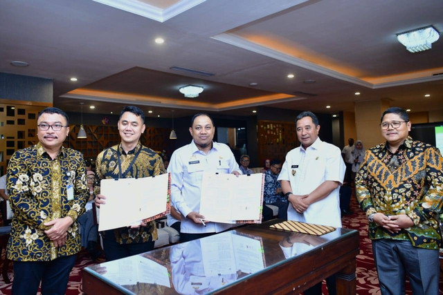Pj Gubernur Sulsel Bahtiar Baharuddin menghadiri penandatanganan antara Pemprov Sulsel dengan PT Bank Pembangunan Daerah Sulselbar Tentang Pengelolaan Kartu Kredit Pemerintah Daerah di Baruga Lounge Kantor Gubernur, Rabu (13/9/2023). Foto: Pemprov Sulsel