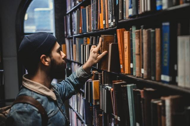 Caption tentang Perpustakaan dalam Bahasa Inggris. Foto hanya ilustrasi. Sumber foto: Unsplash/Devon Divine