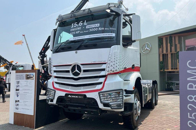 Truk Mercedes-Benz 4063 S di Indonesia Energy & Engineering 2023 Kemayoran, Jakarta, Kamis (14/9/2023). Foto: Sena Pratama/kumparan