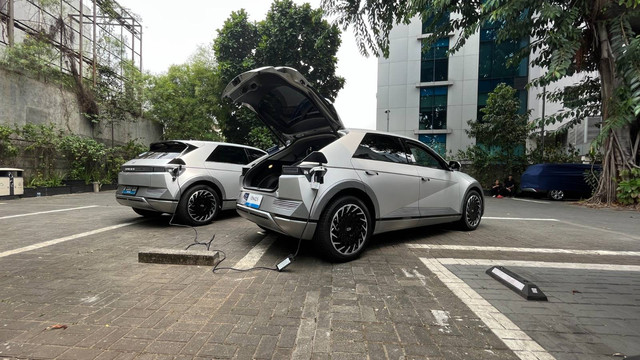 Fitur Vehicle to Load (V2L) Hyundai IONIQ 5 untuk mengecas mobil listrik lain. Foto: Aditya Pratama Niagara/kumparan