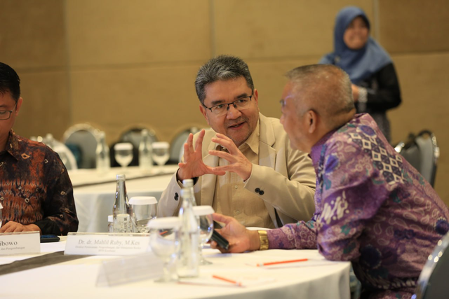 Direktur Perencanaan dan Pengembangan BPJS Kesehatan Mahlil Ruby bersama peneliti Pusat KP-MAK UGM dr. Syamsu Hidayat. Foto: BPJS Kesehatan