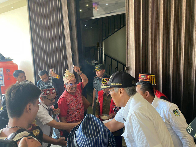 Pembukaan segel Angel Hall & Lounge dilakukan dengan ritual adat. Meski segel dibuka, Diskotik Angel tetap ditutup permanen.(Foto: Yusrizal/Hi! Pontianak)