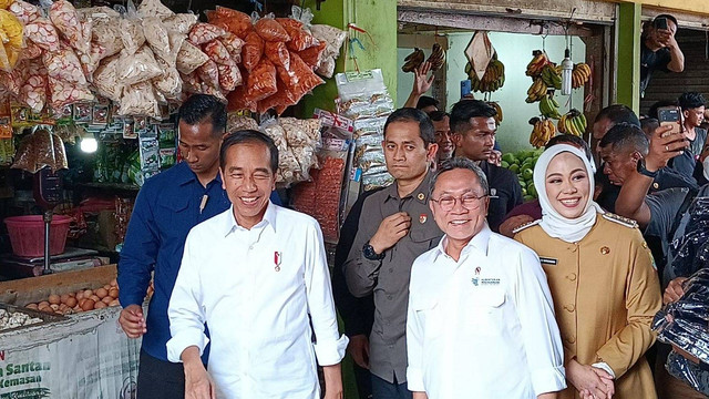 Presiden Jokowi bersama Mendag Zulkifli Hasan dan Bupati Karawang Cellica Nurrachadiana meninjau Pasar Johar di Kabupaten Karawang, Kamis (14/9/2023).  Foto: kumparan