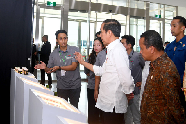 Presiden Joko Widodo meninjau pabrik baterai mobil listrik PT Hyundai LG Industry (HLI) Green Power di Kabupaten Karawang, Kamis (14/9/2023).  Foto: Rusman/Biro Pers Sekretariat Presiden