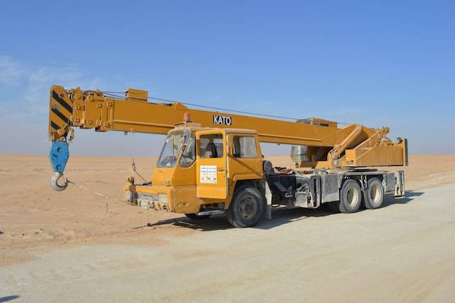 Ilustrasi Truk Crane. Foto: dok. Unsplash/Ade Adebowale