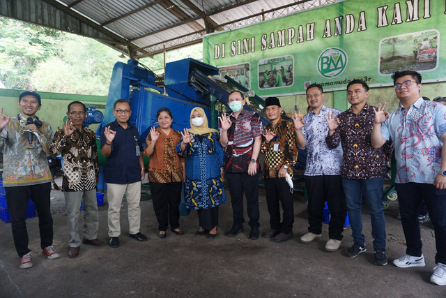 Foto Bersama Peninjauan Bantuan Alat dari PT Astra International Tbk. (Sumber: Dokumentasi Pribadi)