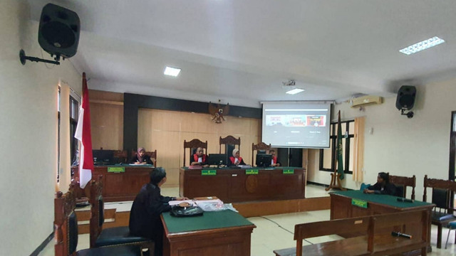 Suasana sidang di PN Wonosari dengan terdakwa Muhammad Kharisma Anugerah, polisi yang tembak Aldi Apriyanto (19) hingga tewas, Kamis (14/9). Foto: Dok. Istimewa