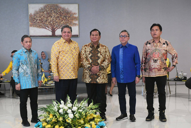 Ketum Partai Gerindra Prabowo Subianto, Ketum Partai Golkar Airlangga Hartarto, Ketum PAN Zulkifli Hasan, Ketum PBB Yusril Ihza Mahendra, dan Ketum Partai Gelora Anis Matta melakukan pertemuan di DPP Partai Golkar, Jakarta, Kamis (14/9/2023).  Foto: Hafidz Mubarak A/ANTARA FOTO