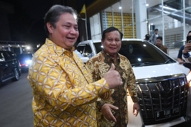 Ketua Umum Partai Golkar Airlangga Hartarto (kiri) menyambut kedatangan Ketua Umum Partai Gerindra Prabowo Subianto (kanan) sebelun melakukan pertemuan di DPP Partai Golkar, Jakarta, Kamis (14/9/2023). Foto: Hafidz Mubarak A/ANTARA FOTO