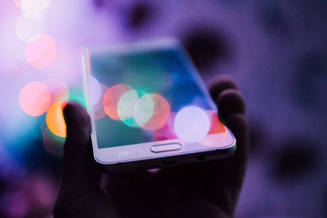 Ilustrasi cara melihat suhu di HP Android. Foto: Unsplash/Rudoin Krustaiev