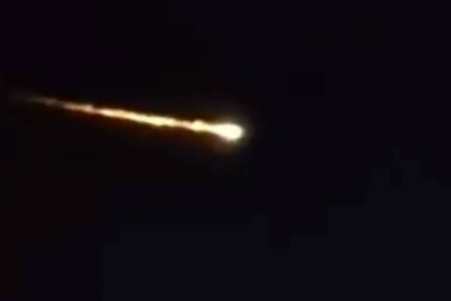 Meteor melintas di langit Jawa Barat, Kamis (14/9/2023) sekitar pukul 23.00 WIB. Foto: Dok. Istimewa