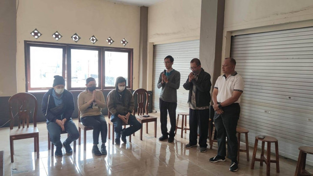 Pasangan prewedding dan 3 kru WO meminta maaf kepada tokoh masyarakat Suku Tengger, Jum'at (15/9/2023).  Foto: Fades/mili.id