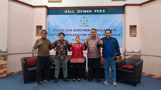 (Kedua kiri-kanan) Ketua Forum Pemred Arifin Asydhad, Ketua Dewan Pers Ninik Rahayu, Ketua Umum Jaringan Media Siber Indonesia Teguh Santosa dan Ketua Umum AMSI Wahyu Dhyatmika di Dialog Dewan Pers dan Forum Pemred, Jumat (15/9/2023). Foto: Thomas Bosco/kumparan