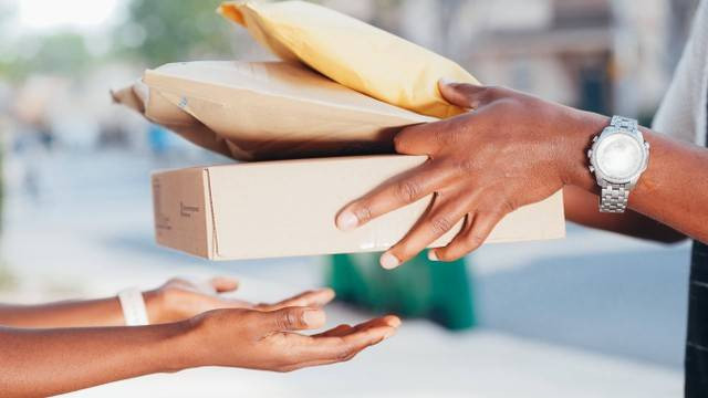 Ilustrasi Paket Tiba di Hub Tujuan. Foto: Unsplash. 