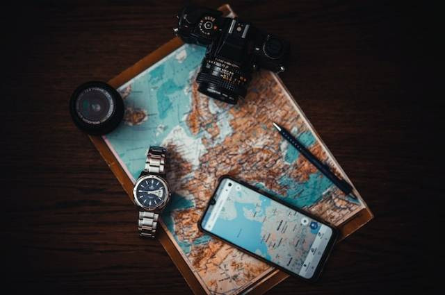 Ilustrasi unsur-unsur peta, sumber foto: Vojta Kovařík by pexels.com