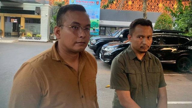 Kuasa hukum untuk kameramen dan editor film porno rumah produksi Jaksel, Guntur (Kiri) dan Hika (kanan). Foto: Dok. Istimewa