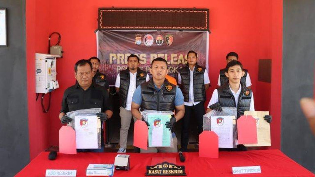 Polres Pasangkayu merilis kasus korupsi dana desa oleh salah seorang mantan kepala desa di Kabupaten Pasangkayu, Sulawesi Barat. Foto: Polres Pasangkayu