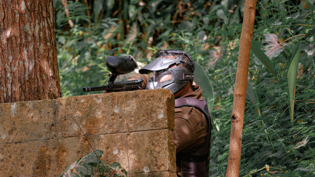 Penampakan wisatawan cerdik bersembunyi sambil menodongkan senjata paintball. Foto: Dok. Hartanto Dewantoro