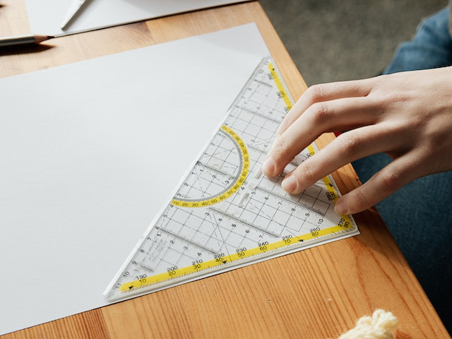 Ilustrasi mistar segitiga. Sumber: pexels.com/KarolinaGrabowska.