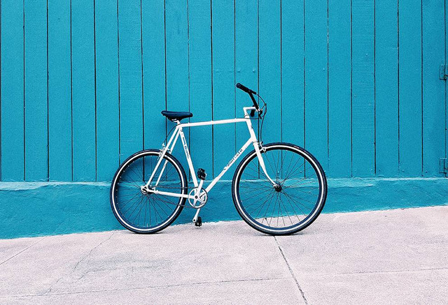 Ilustrasi bicycle racing game di mall alam sutra. Sumber: www.unsplash.com