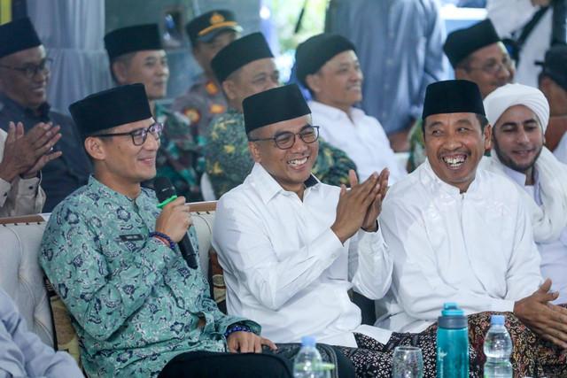 Ketua Badan Pemenangan Pemilu (Bappilu) Nasional PPP Sandiaga Uno berbicara di depan ribuan santri pada kegiatan digitalpreneur di Pondok Pesantren Al-Anwar 2, Sarang, Kabupaten Rembang, Jawa Tengah, Jumat (15/9). Foto: Dok. Istimewa