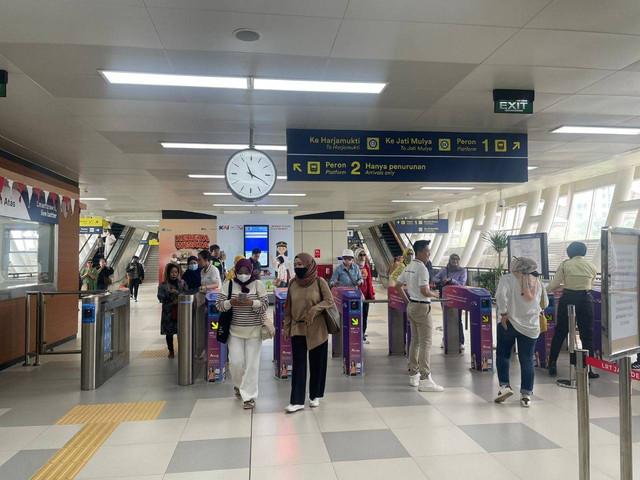 Penumpang Stasiun di LRT KAI. Foto: Dok. KAI