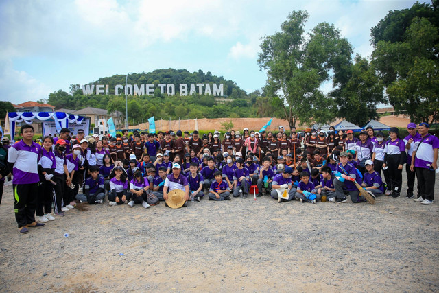 Siswa dan guru SMP, SMA, SMK dari Sekolah Yehonala yang berpartisipasi dalam membersihkan area Alun-alun Welcome to Batam, Batam Centre. Foto: Dok. Istimewa