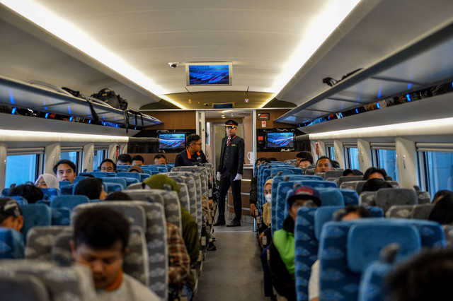 Warga menunggu keberangkatan di dalam gerbong kereta cepat Jakarta-Bandung di Stasiun Tegalluar, Kabupaten Bandung, Jawa Barat, Sabtu (16/9/2023). Foto: Raisan Al Farisi/ANTARA FOTO