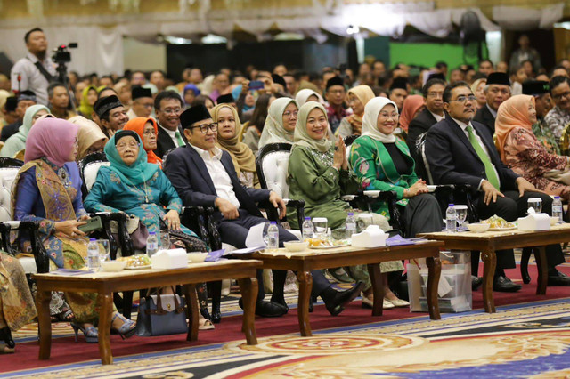 Ketum PKB Muhaimin Iskandar atau Cak Imin menghadiri penganugerahan gelar Guru Besar atau Profesor kepada Menteri Desa, Pembangunan Daerah Tertinggal dan Transmigrasi (PDTT) Abdul Halim Iskandar di Universitas Negeri Surabaya (UNESA), Sabtu (16/9). Foto: Dok. Istimewa