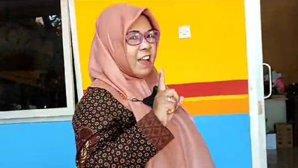 Kepsek SD Negeri Gresik, Umy Latifah, enggan berkomentar soal siswinya yang buta karena dicolok kakak kelas. Foto: Dok. Mili.id