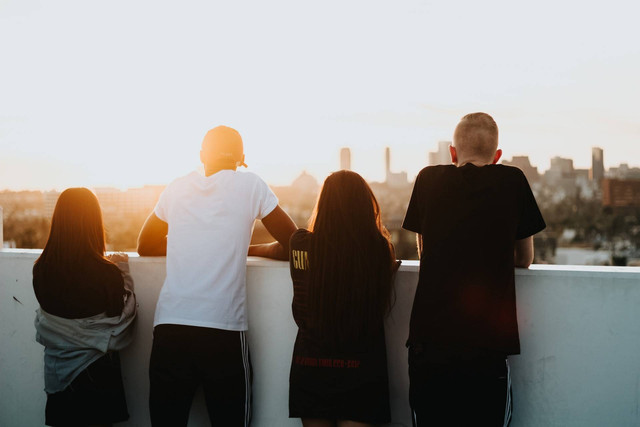 Ilustrasi arti canggung dalam pertemanan. Sumber foto: Unsplash