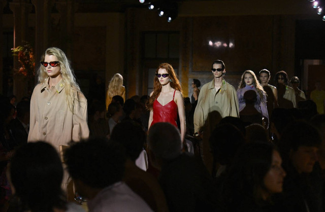 Koleksi Spring 2024 dari Coach di New York Fashion Week: Relevansi Memori. Foto: Angela Weiss/ AFP