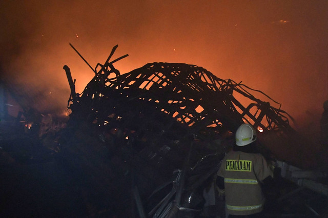 Sejumlah petugas pemadam kebakaran memadamkan api ketika terjadi kebakaran di Museum Gajah di Jakarta, Sabtu (16/9/2023). Foto: Fakhri Hermansyah/ANTARA FOTO
