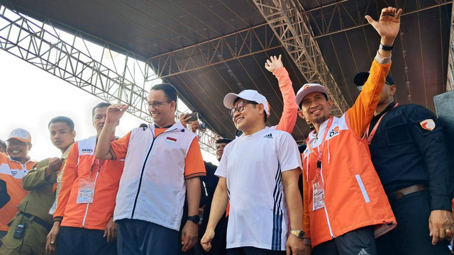 Bacapres Anies Baswedan dan bacawapres Muhaimin Iskandar hadiri senam pagi PKS di Stadion Pakansari, Cibinong, Bogor, Minggu (17/9/2023).  Foto: Annisa Thahira Madina/kumparan