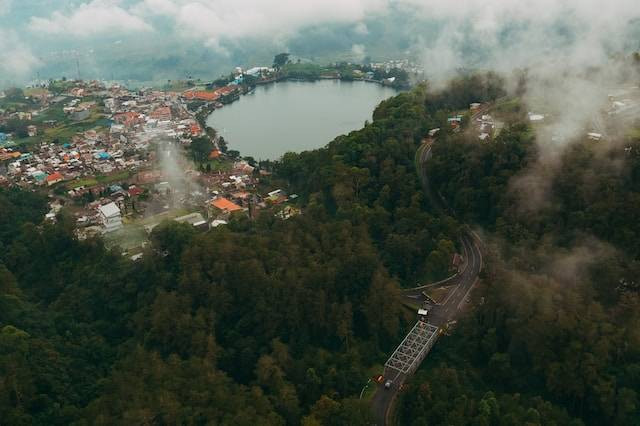 Rute ke Telaga Sarangan. Sumber Foto: Ryan Chondro / Unsplash