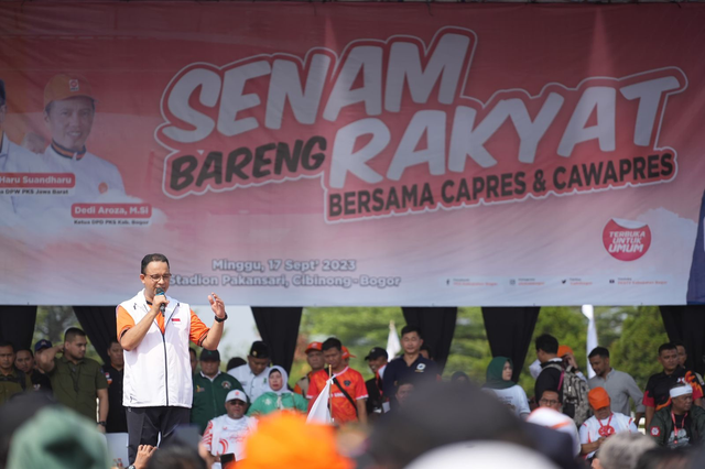 Bacapres Anies Baswedan saat senam bersama warga di Stadion Pakansari, Cibinong, Bogor, Minggu (17/9). Foto: Dok. Istimewa 