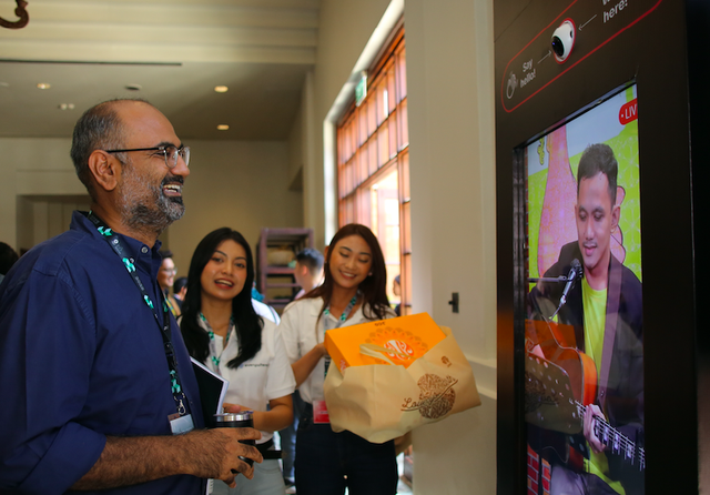 Salah seorang pengunjung HUB.ID Summit X Nexticorn 2023 menikmati penampilan live virtual Play Everywhere. Foto: Dok. Istimewa