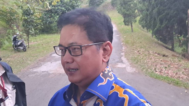 Waketum PAN Viva Yoga Mauladi di depan kediaman Ketum Gerindra Prabowo Subianto, Hambalang, Minggu (17/9/2023). Foto: Annisa Thahira Madina/kumparan